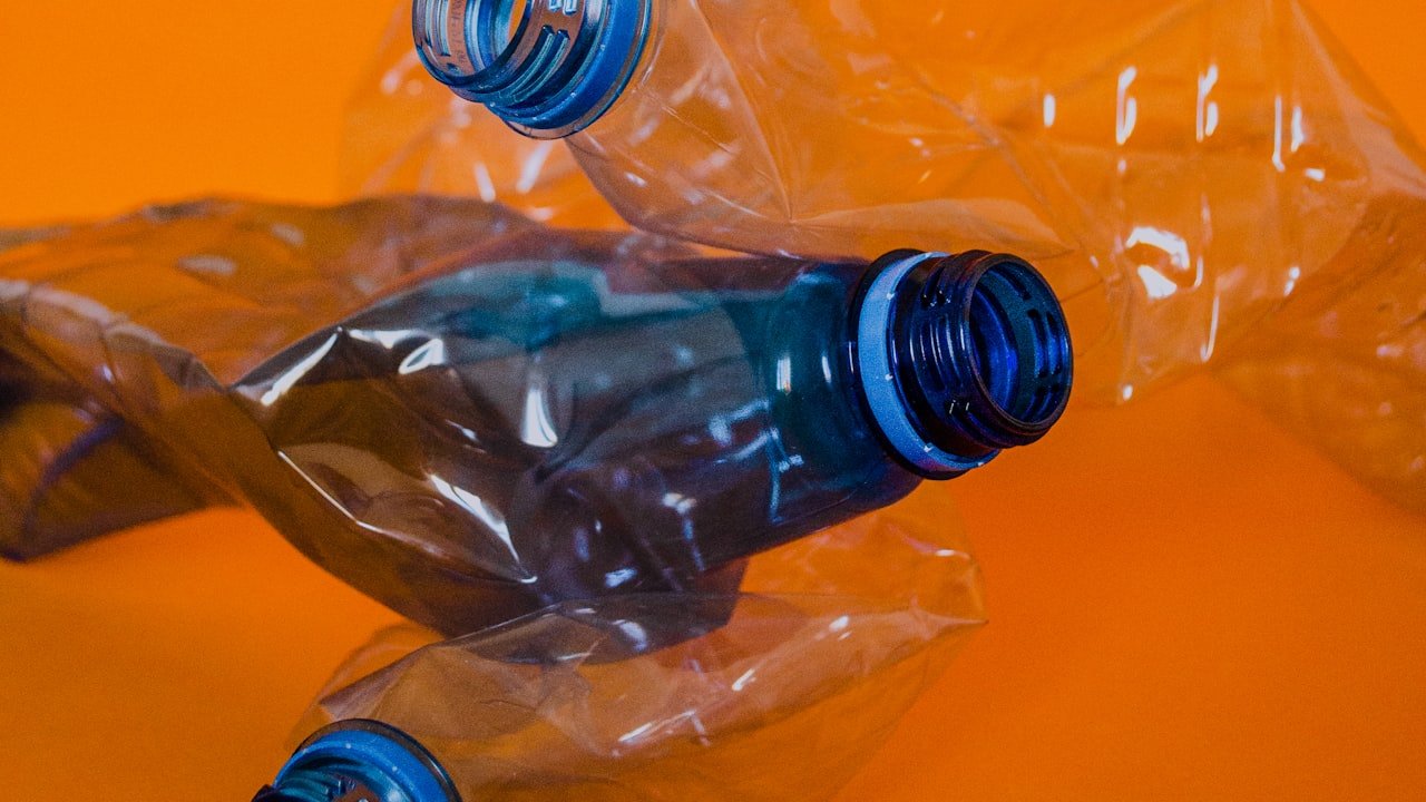 What Are the Pros of Buying Plastic Tableware Sets?