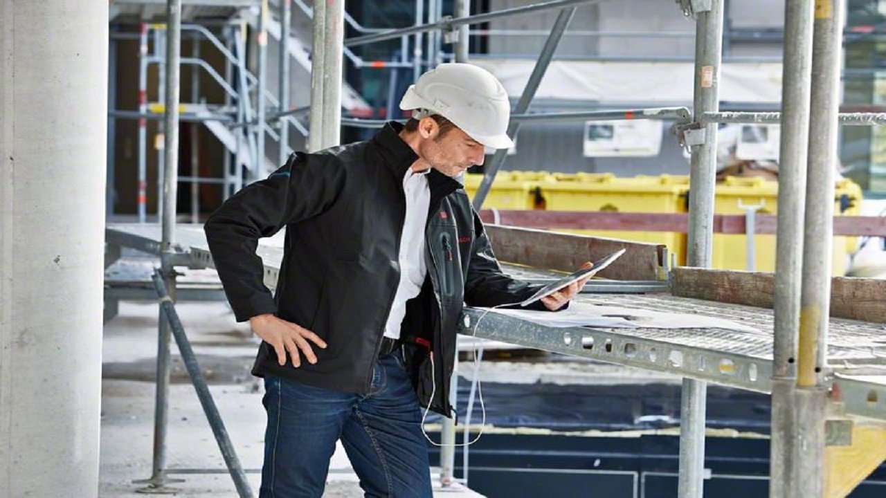 The Crucial Role of Winter Heated Jackets for Industrial Workers